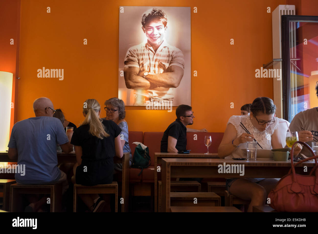 Interno del Vietnamita popolari cafe/ristorante Monsieur Vuong in Mitte Berlino Germania Foto Stock