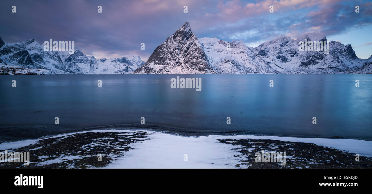 Inverno vista su Olstind picco di montagna, Toppøy, Isole Lofoten in Norvegia Foto Stock