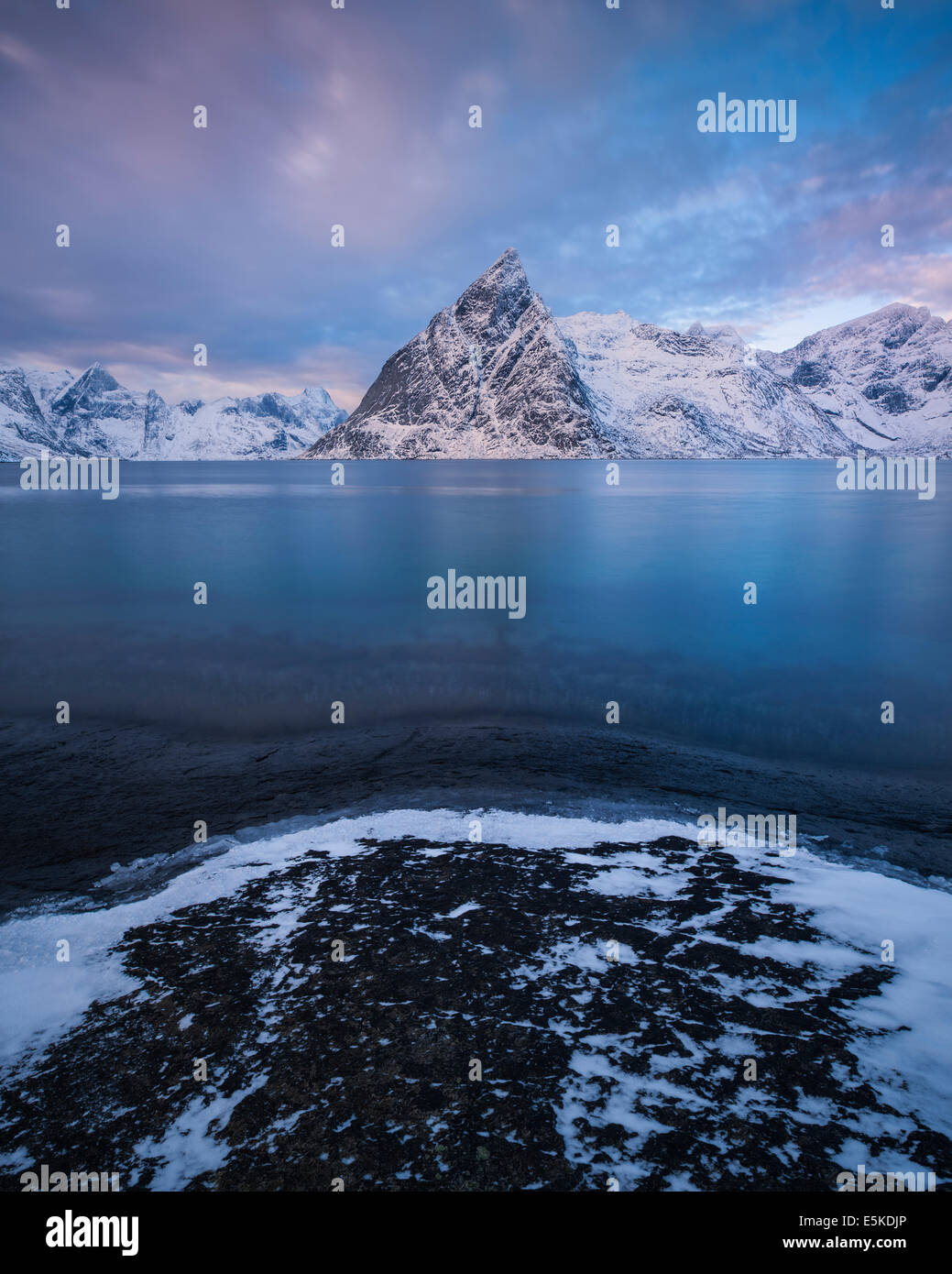 Inverno vista su Olstind picco di montagna, Toppøy, Isole Lofoten in Norvegia Foto Stock