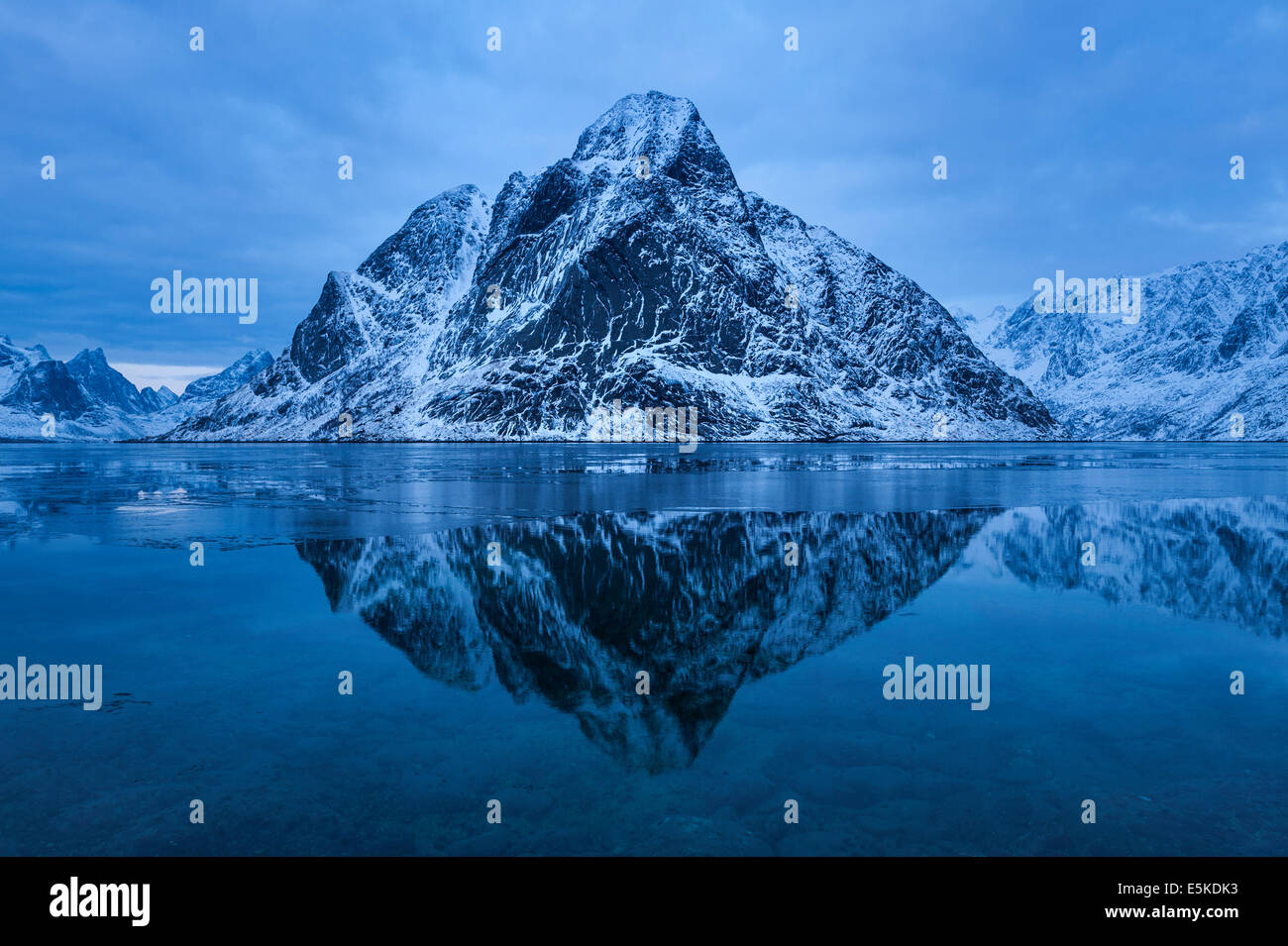 In inverno la riflessione di Olstind picco di montagna nel fiordo, Reine, Moskenesøy, Isole Lofoten in Norvegia Foto Stock