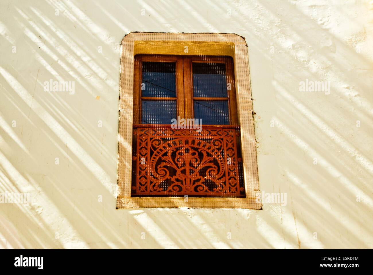 La luce del sole di striature e pareti di vetro decorativo del Messico coloniale Foto Stock