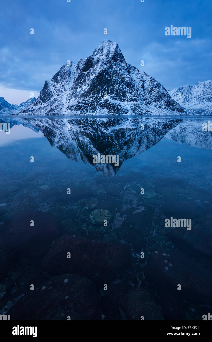 In inverno la riflessione di Olstind picco di montagna nel fiordo, Reine, Moskenesøy, Isole Lofoten in Norvegia Foto Stock