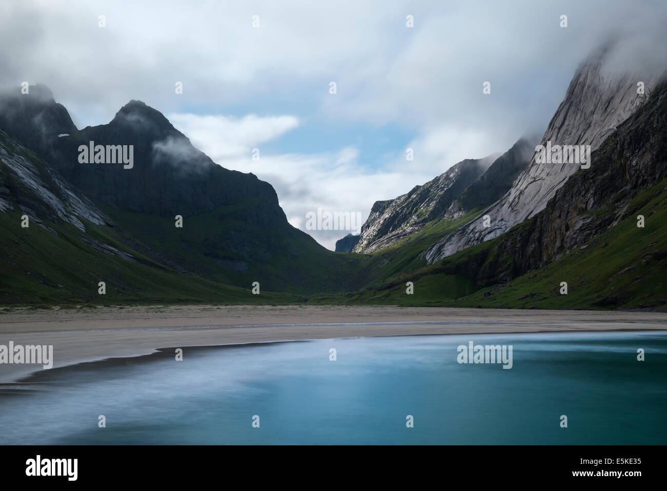 Vista sulla spiaggia Horseid, Moskenesøy, Isole Lofoten in Norvegia Foto Stock