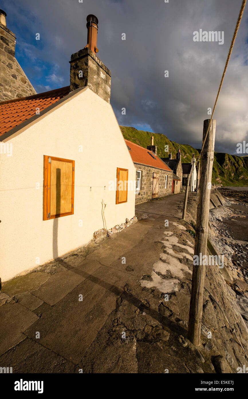 Vista del piccolo villaggio di Crovie sulla costa di Aberdeenshire in Scozia Foto Stock