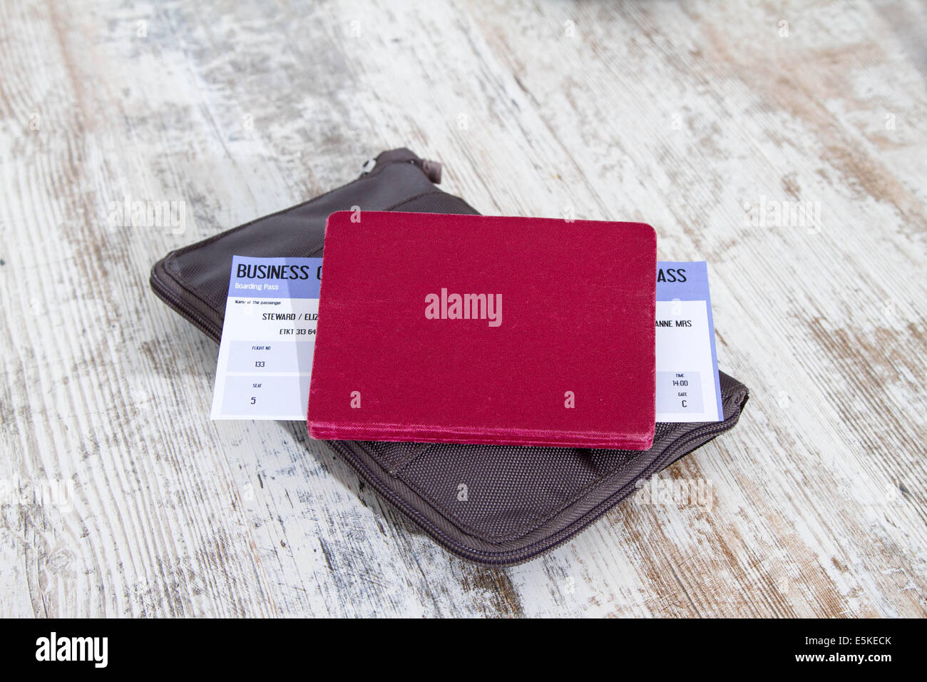 Biglietto aereo e passaporto, pronto a viaggiare Foto Stock