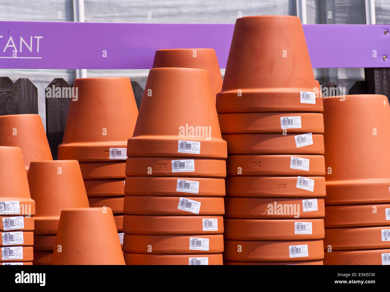 Pile di vasi di terracotta Giardino Fioriere Foto Stock