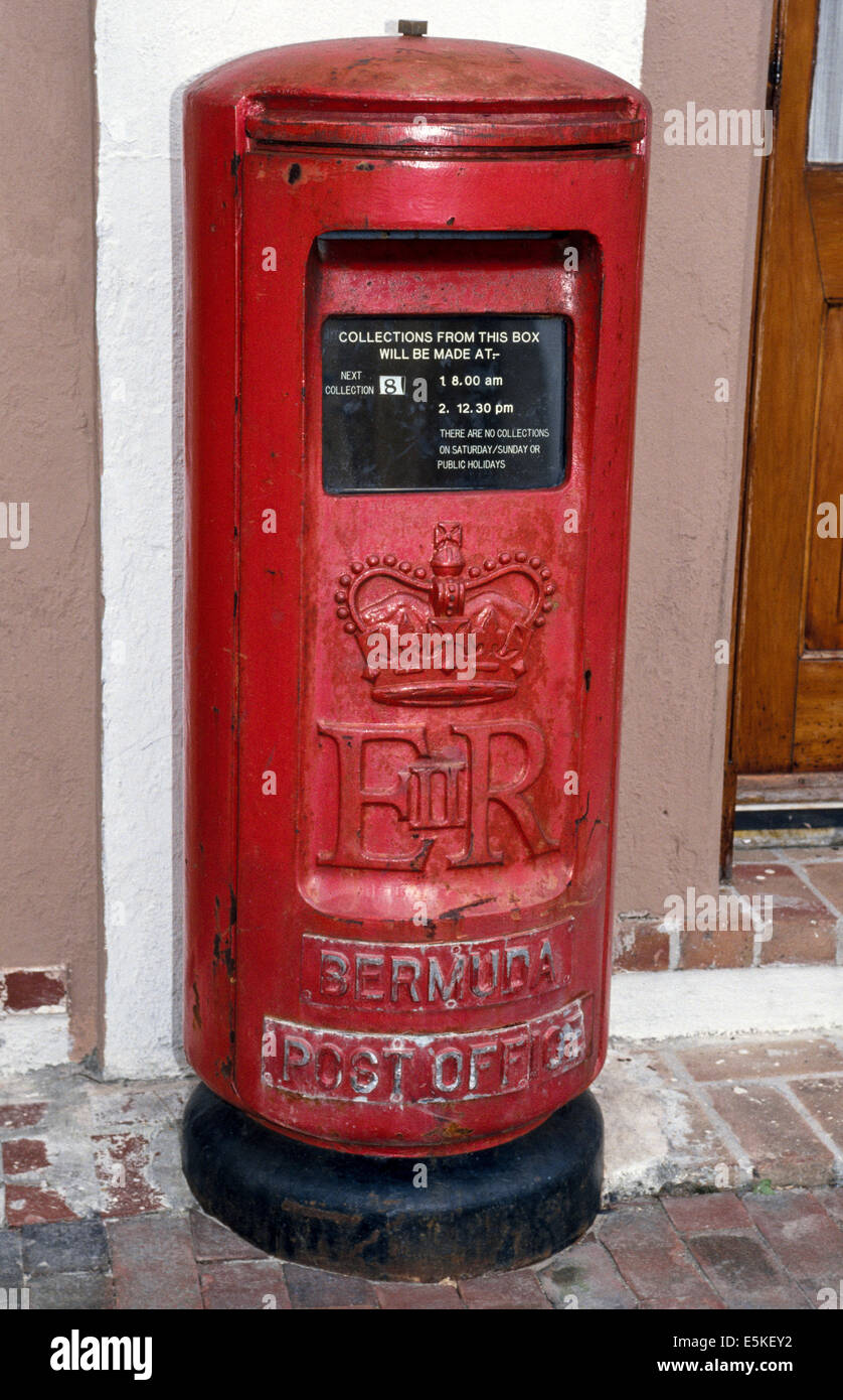 Un rosso vintage pilastro nella casella postale di posta elettronica vi attende in una strada a Hamilton, la capitale di Bermuda, un British Overseas territorio nel nord dell'Oceano Atlantico. Foto Stock