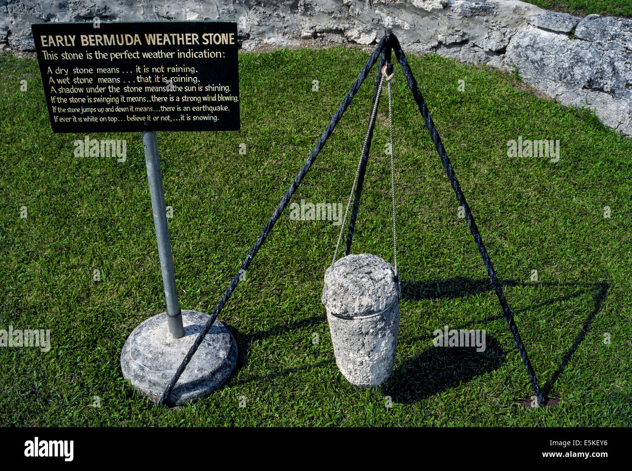 I primi Bermuda Meteo pietra è un semplice indicatore delle condizioni meteorologiche attuali, come spiegato da un ironico segno accanto alla pietra sospeso. Foto Stock