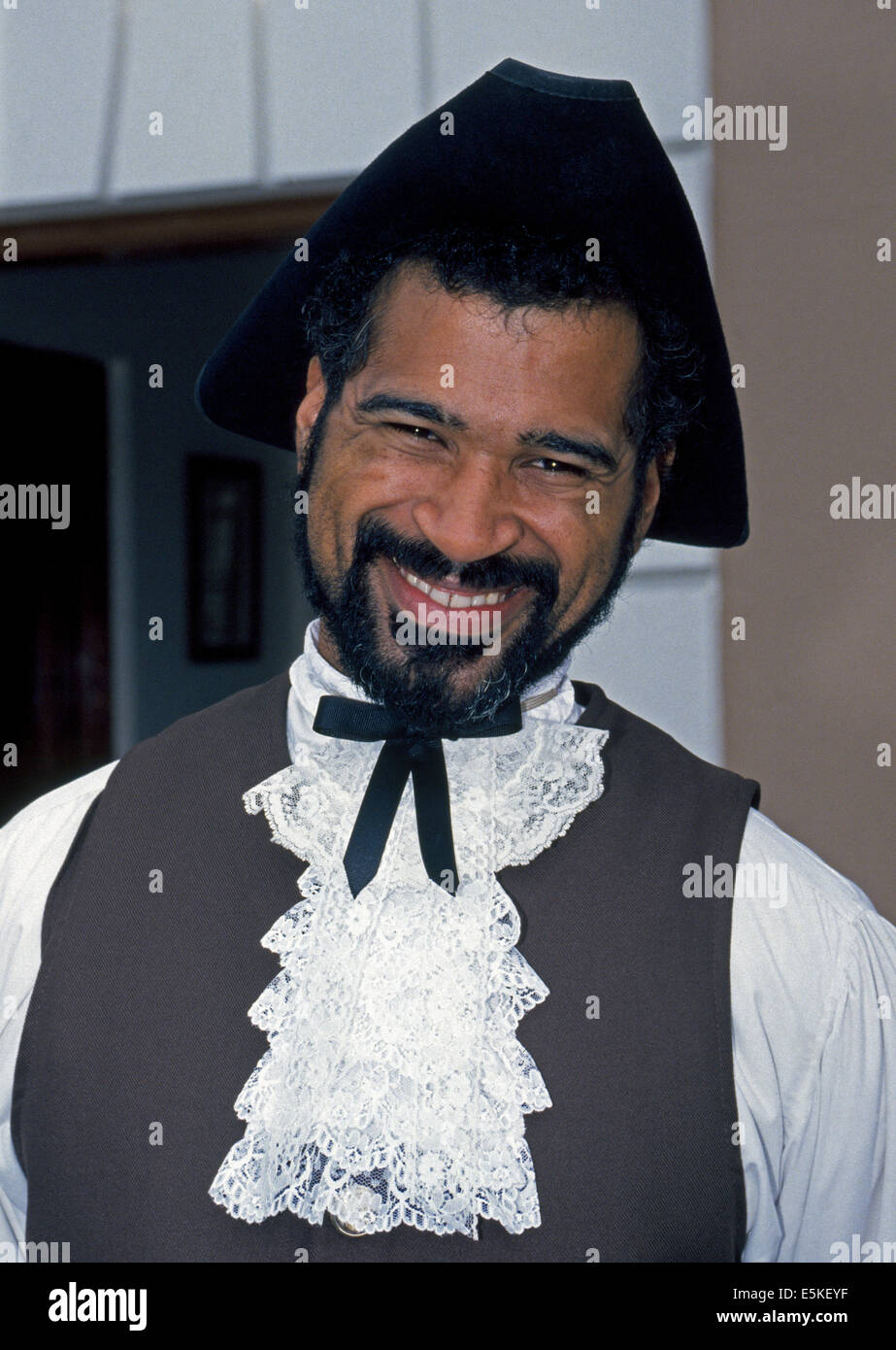 Gentile Marco Antonio Basden agisce come il Town Crier che ospita visitatori presso lo storico St. George Town in Bermuda, un isola britannica territorio. Foto Stock