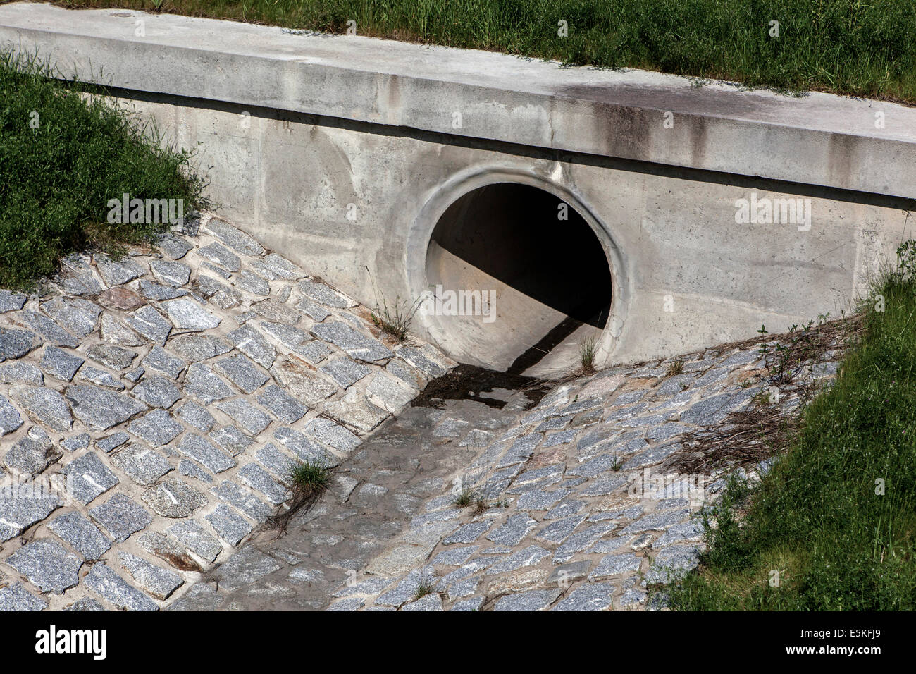 L'impianto fognario, lo scarico delle tubazioni scarica l'acqua dal suolo, la regolazione del flusso dell'acqua Foto Stock