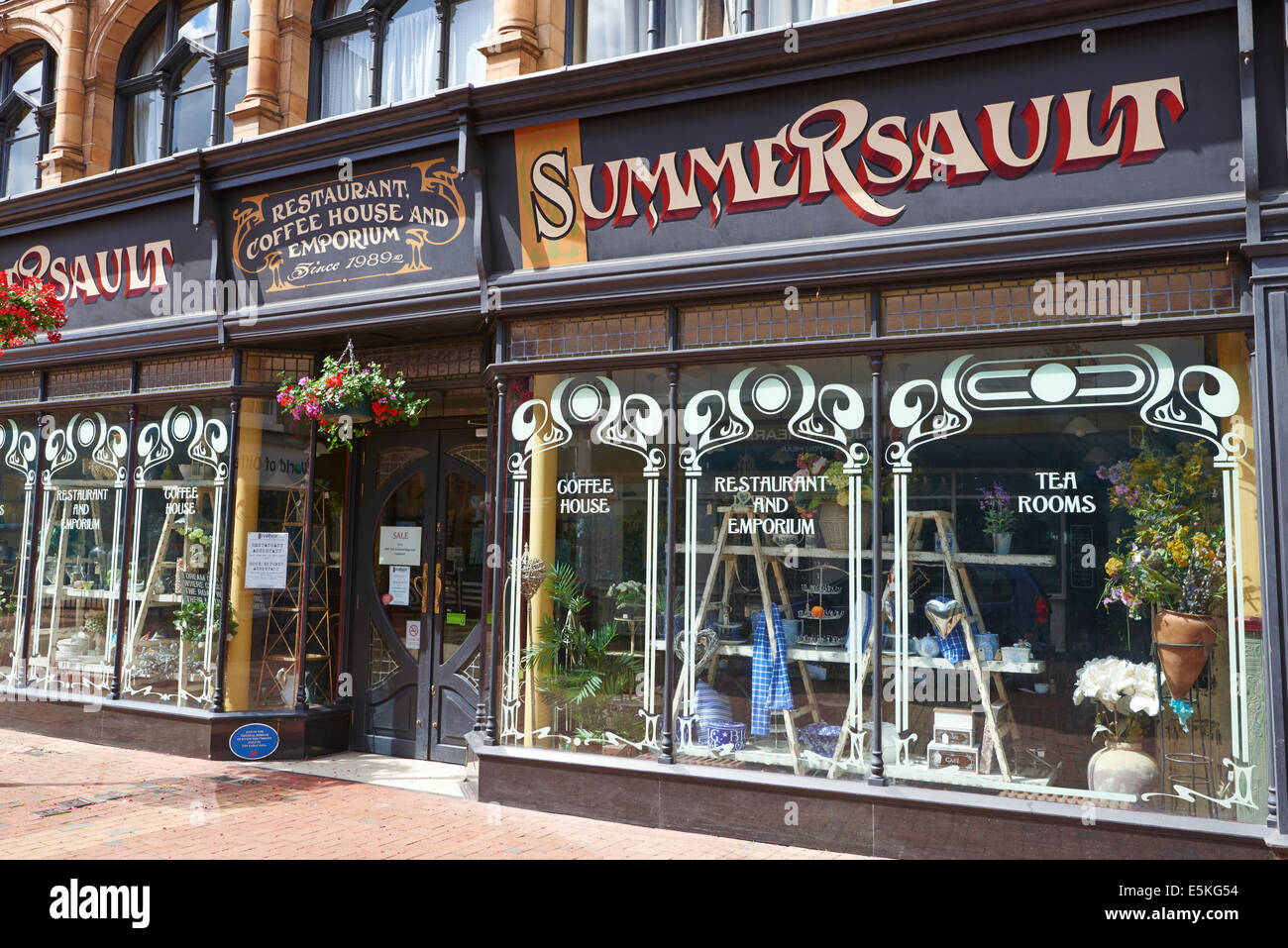 La facciata della Summersault un ristorante vegetariano e Coffee House High Street Rugby Warwickshire, Regno Unito Foto Stock