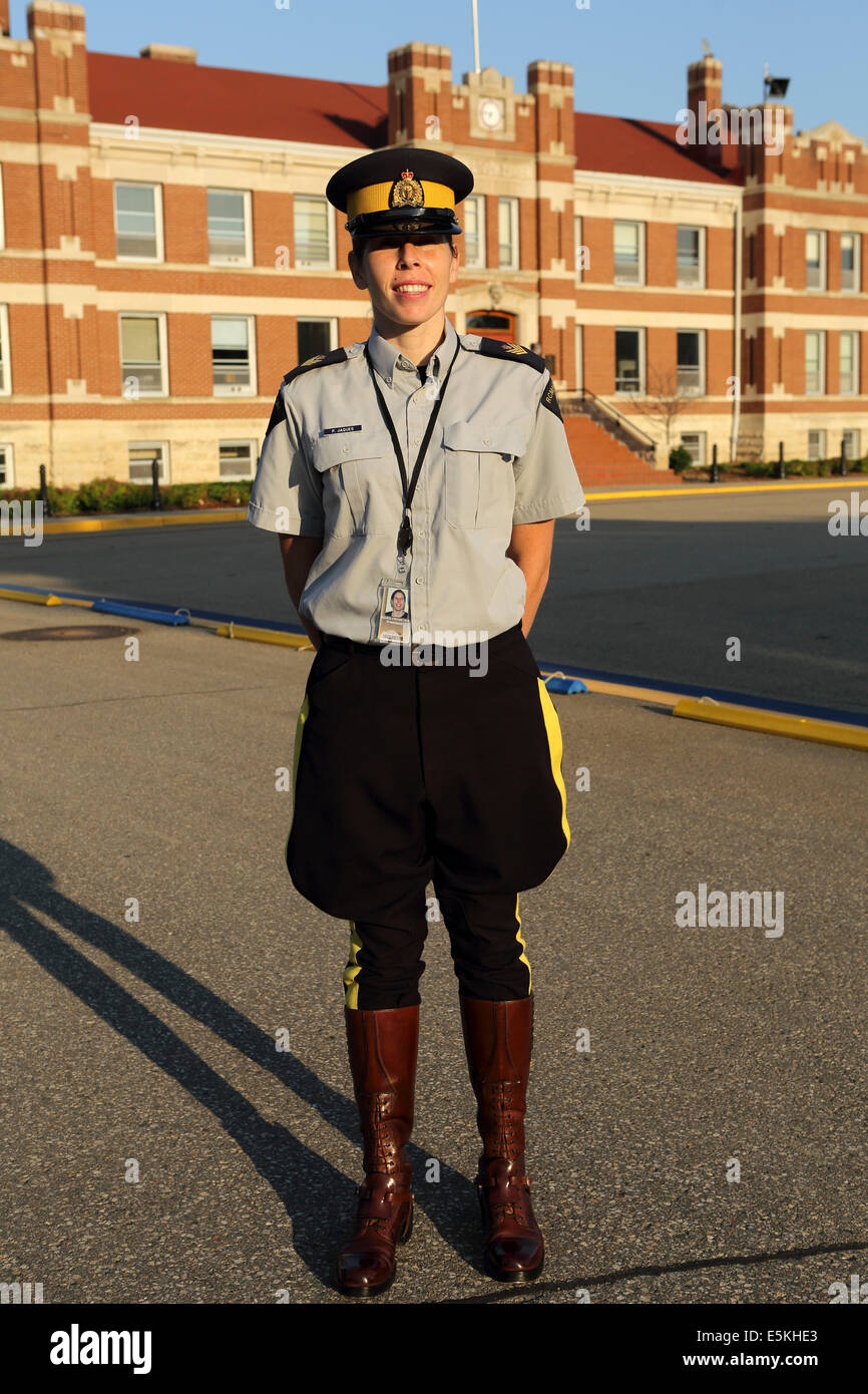 Una femmina di sergente presso il Royal Canadian polizia montata (GRC) Magazzino di Regina, Saskatchewan. Foto Stock