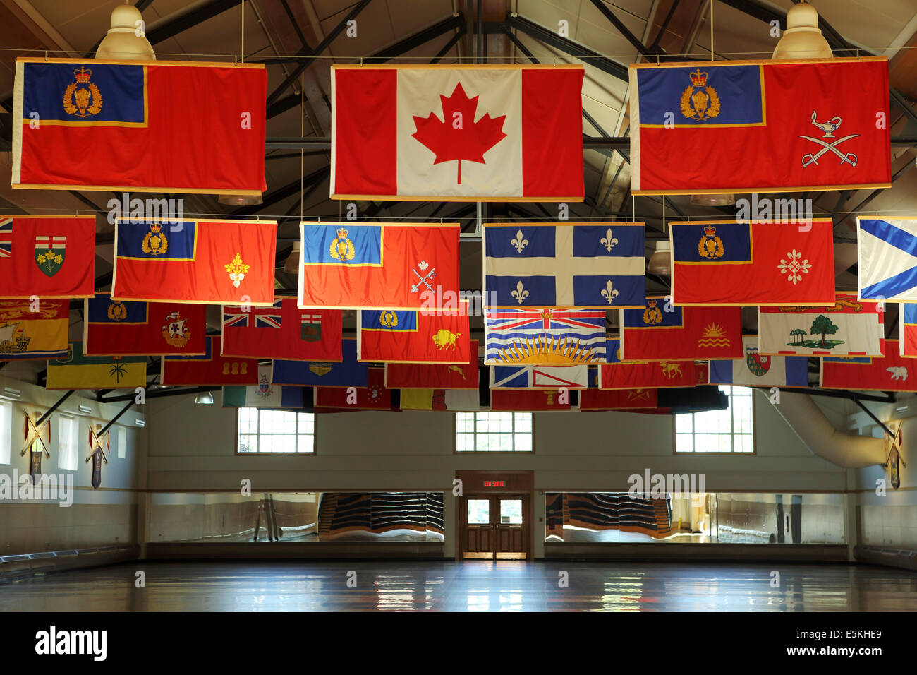Bandiere del Royal Canadian polizia montata (GRC) Depot drill hall di Regina, Saskatchewan. Foto Stock