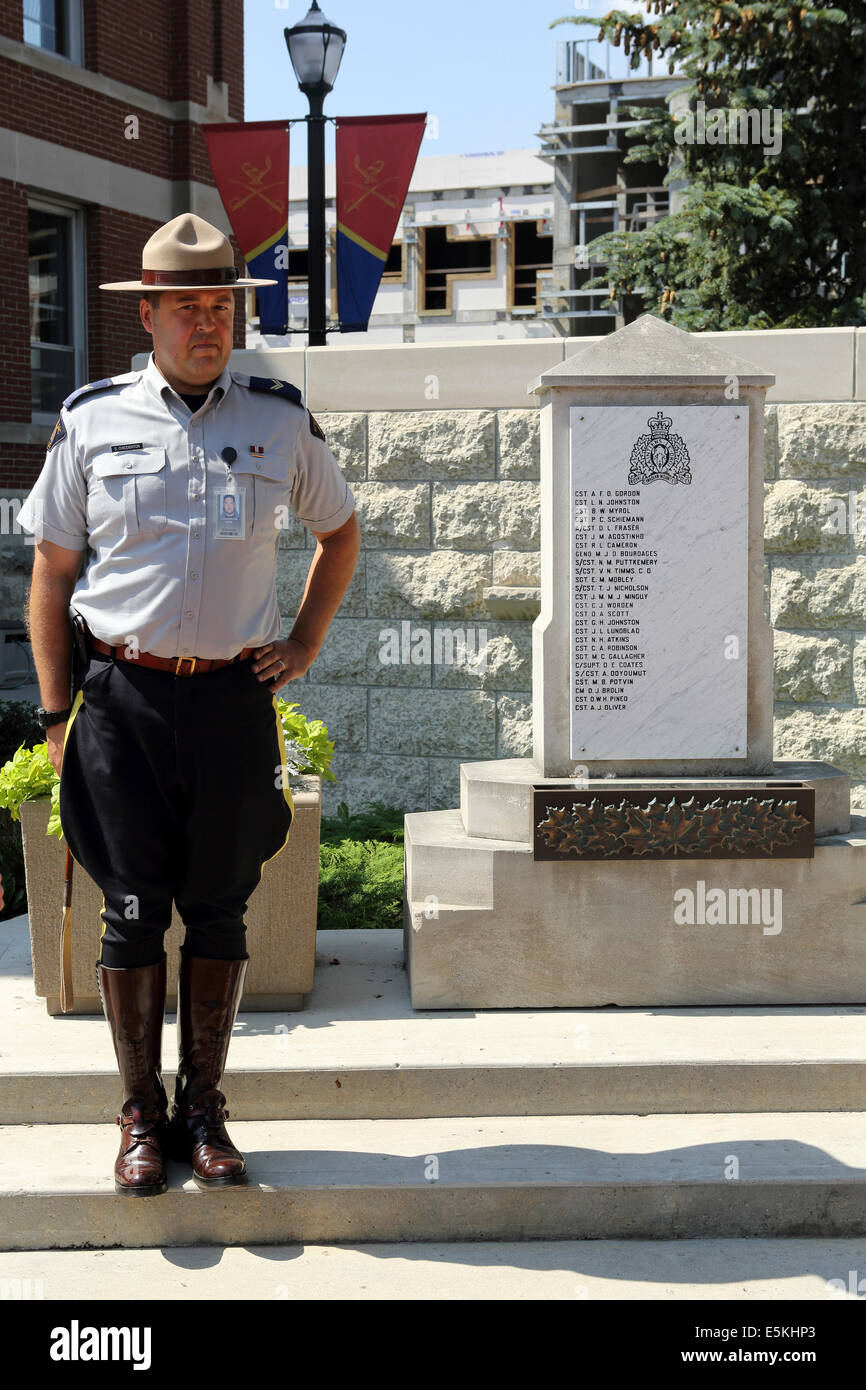 Un Mountie all'onore rotolo presso il Royal Canadian polizia montata (GRC) Magazzino di Regina, Saskatchewan. Foto Stock