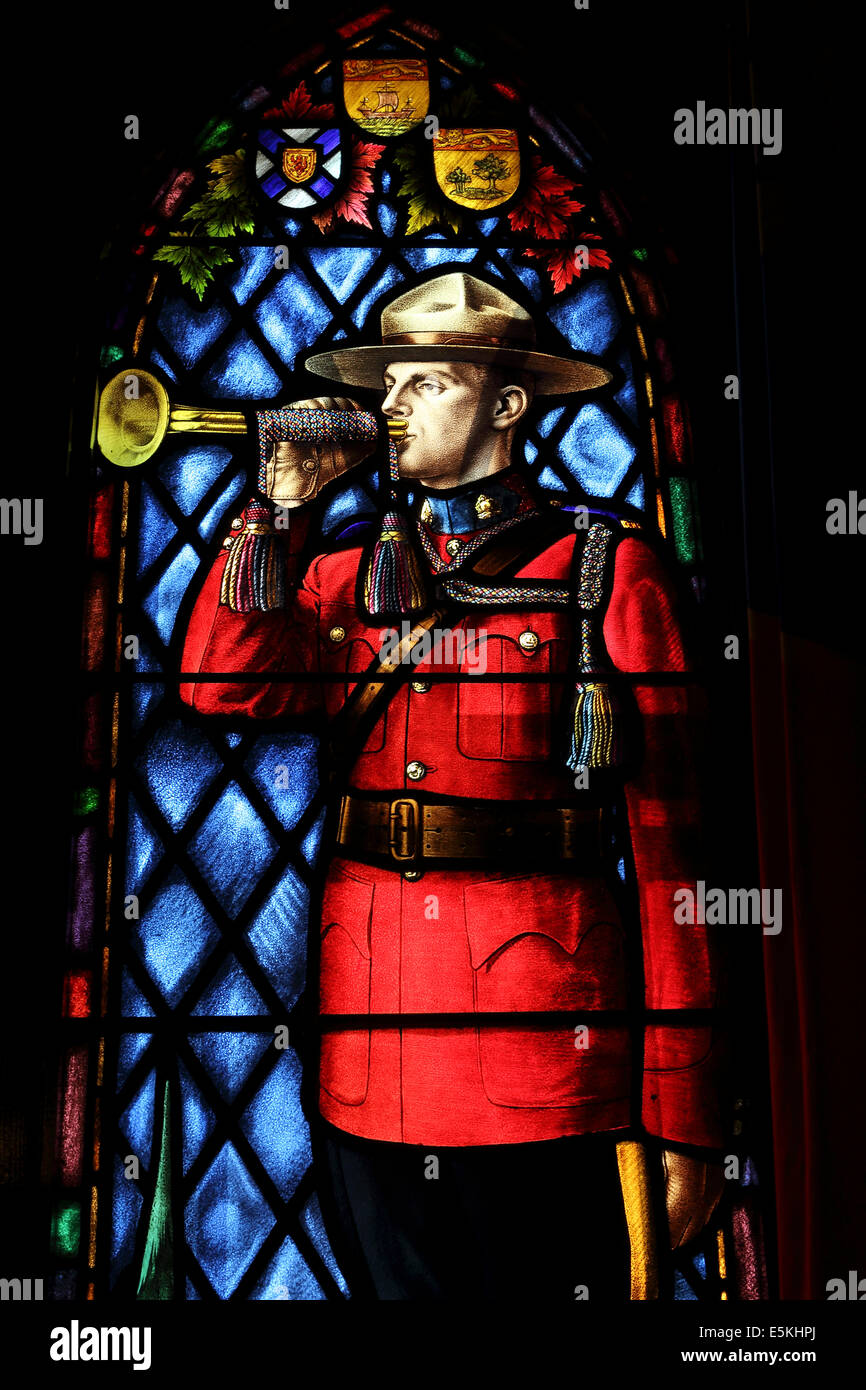 Un mountie in vetro macchiato presso la cappella presso il Royal Canadian polizia montata (GRC) Magazzino di Regina, Saskatchewan. Tutti gli ufficiali Foto Stock