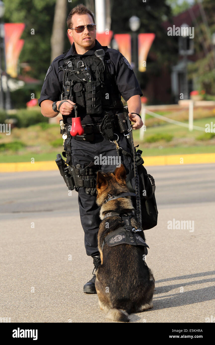 Un canino officer presso il rifugio Al Tramonto Cerimonia presso il Royal Canadian polizia montata (GRC) Magazzino di Regina, Saskatchewan. Foto Stock