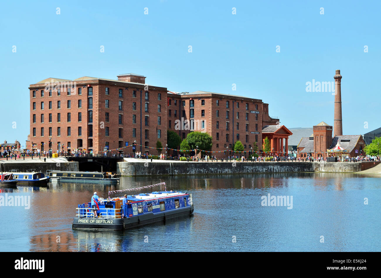 Una stretta barca nel molo a Albert Dock, Liverpool, Regno Unito Foto Stock