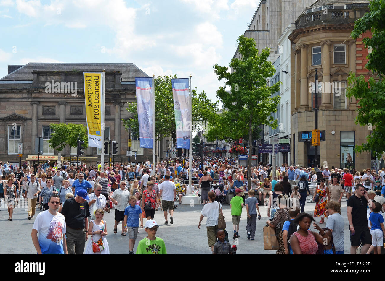 La folla degli acquirenti in Liverpool City Centre, England, Regno Unito Foto Stock