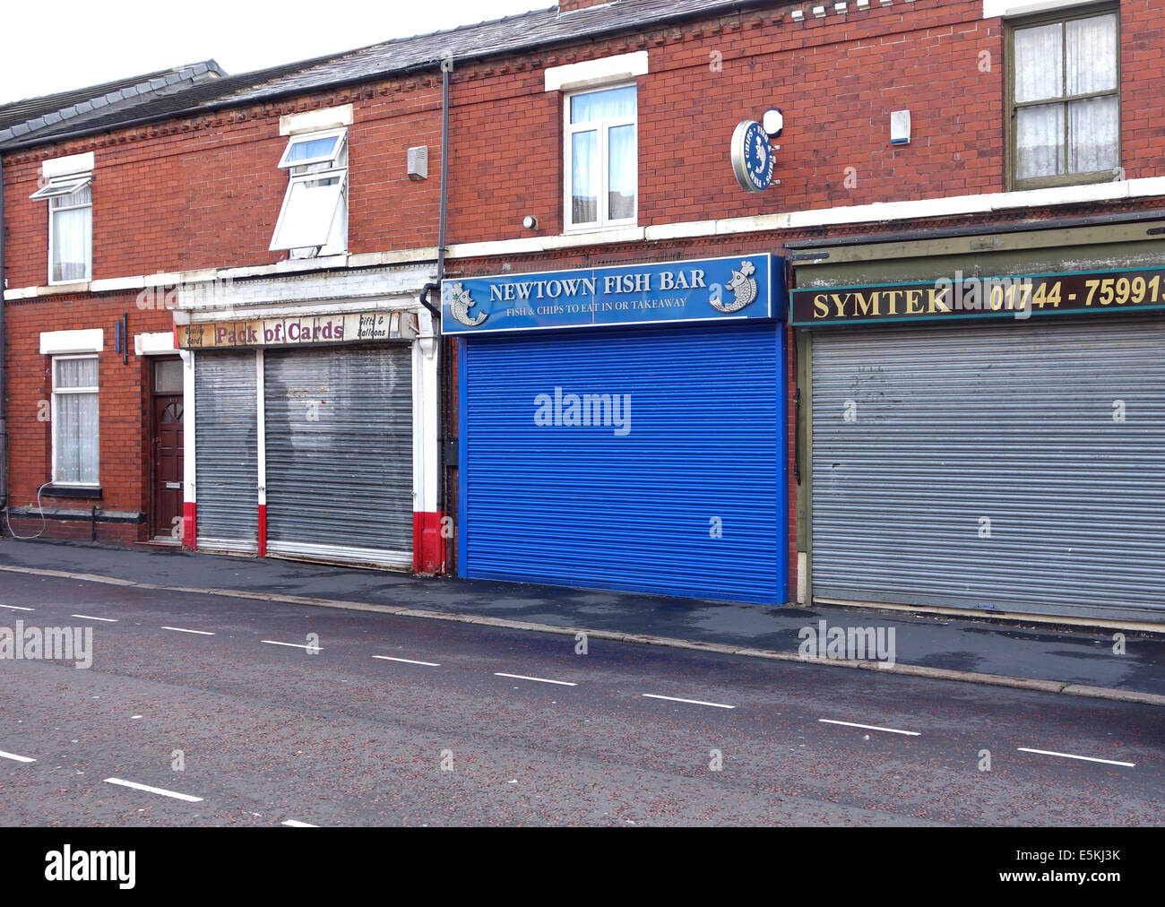 Negozi chiusi con tapparelle di sicurezza verso il basso Foto Stock