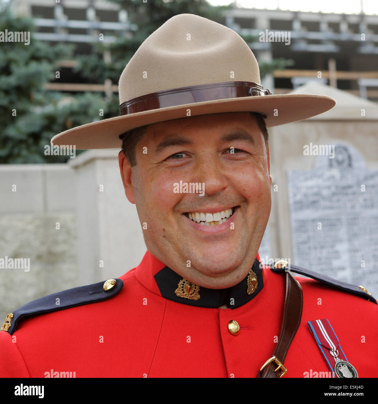 Un mountie presso il Royal Canadian polizia montata (GRC) Magazzino di Regina, Saskatchewan. L'uomo è nel cerimoniale di uniforme. Foto Stock