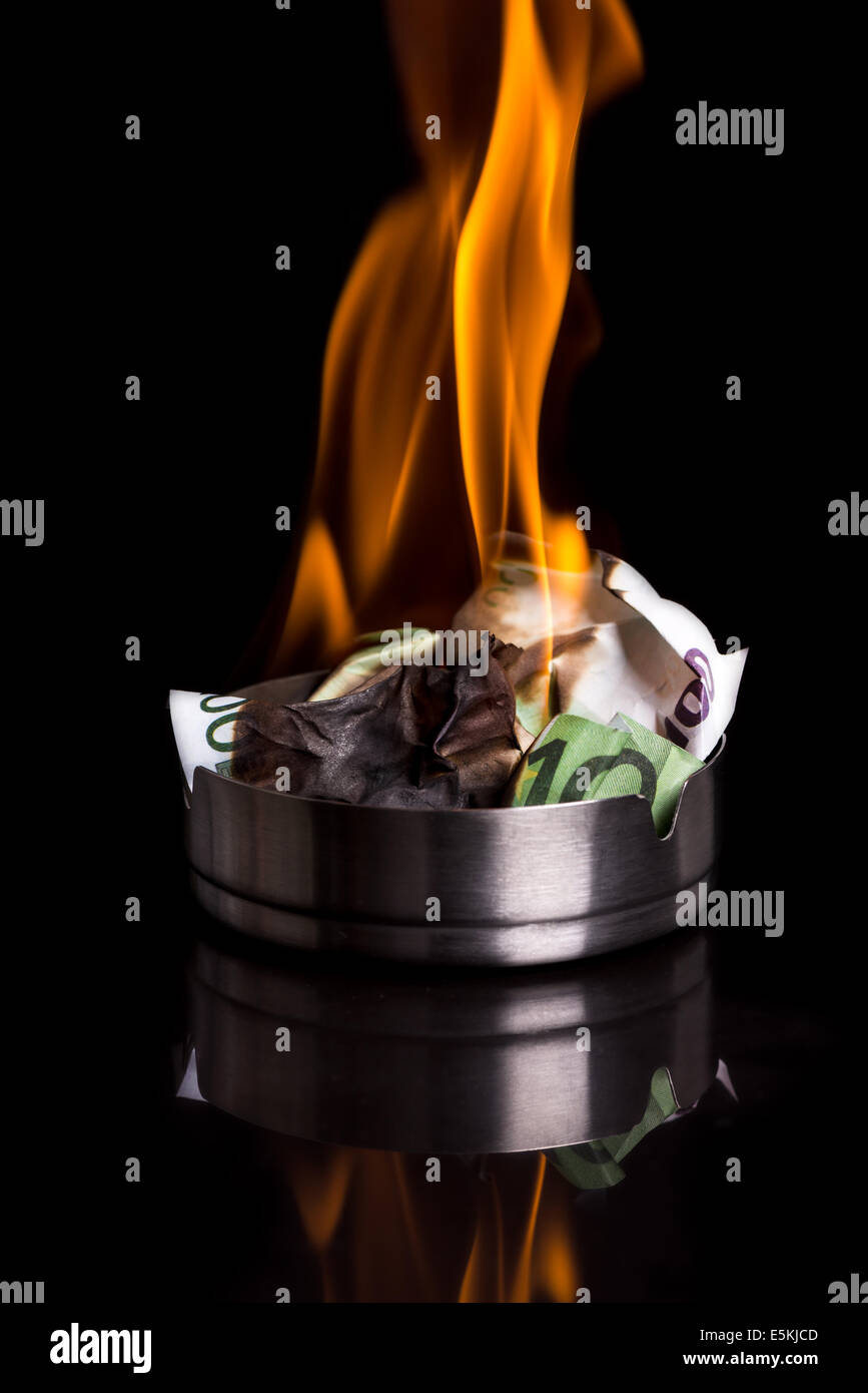 La masterizzazione di denaro - un centinaio di banconote in euro Foto Stock