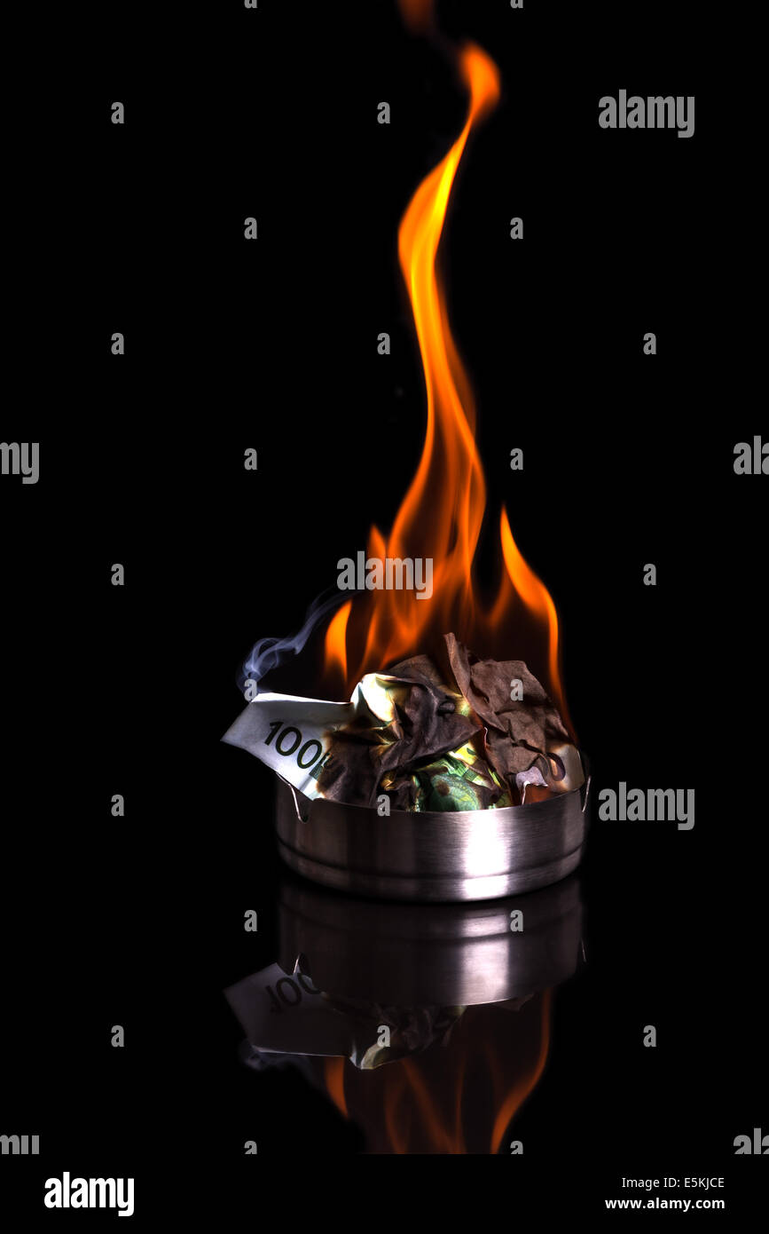 La masterizzazione di denaro - un centinaio di banconote in euro Foto Stock