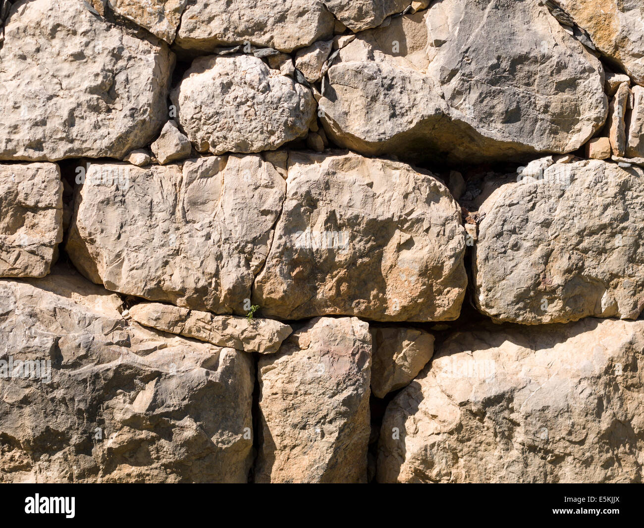 Antiche pietre a secco parete. Ruvide rocce compongono questo muro attorno alla scavare a Empuries il greco antico e la città romana sulla Costa Brava Foto Stock
