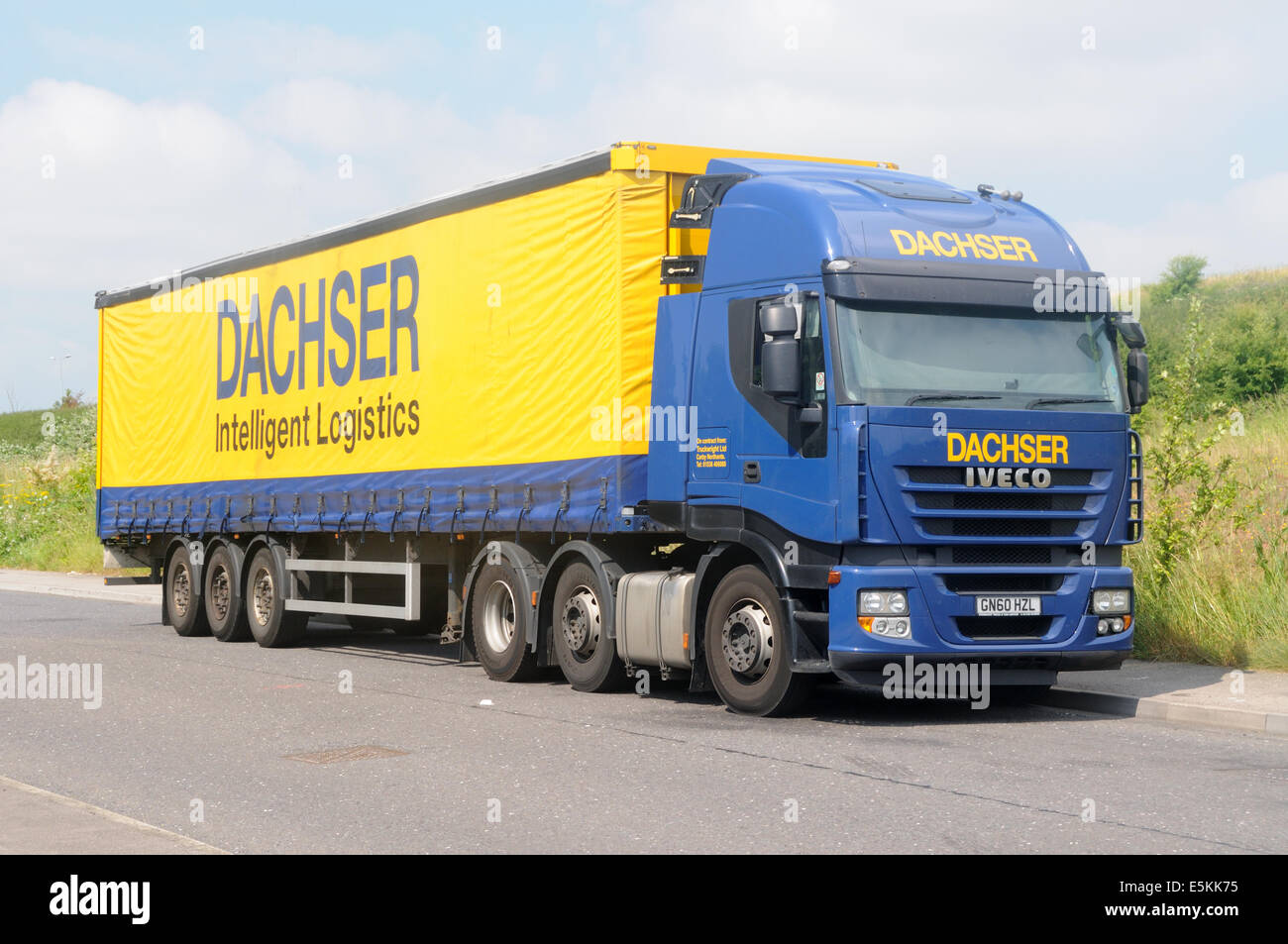 Un Iveco unità a trattore con rimorchio in livrea Dachser (sul contratto da Truckwright) di Leicester, Leicestershire, Inghilterra Foto Stock
