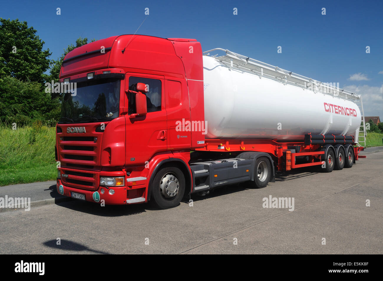 Un polacco registrato Scania R420 unità a trattore con un Citernord cisterna rimorchio di Leicester, Leicestershire, Inghilterra Foto Stock