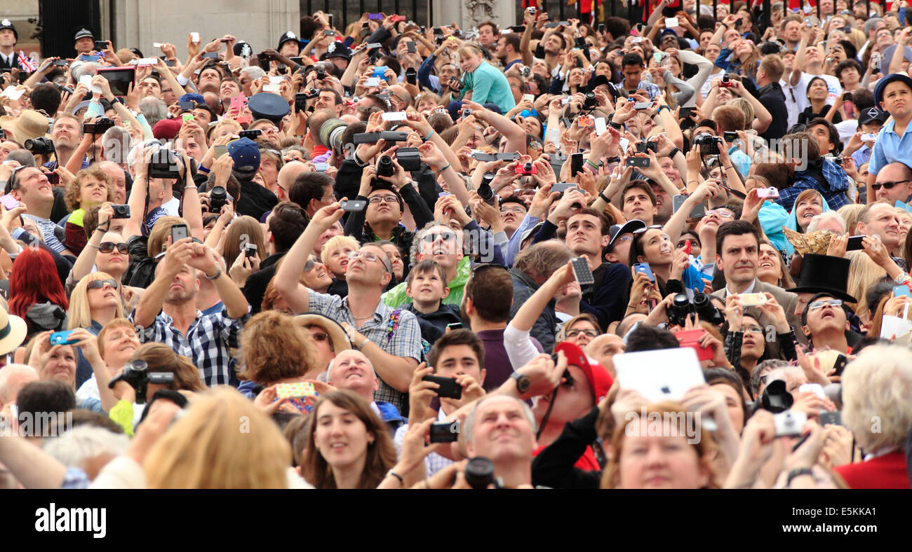 La folla fotografando display aria fuori Buckingham Palace Foto Stock