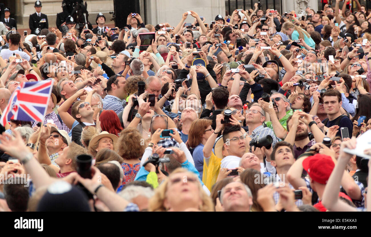 La folla fotografando display aria fuori Buckingham Palace Foto Stock