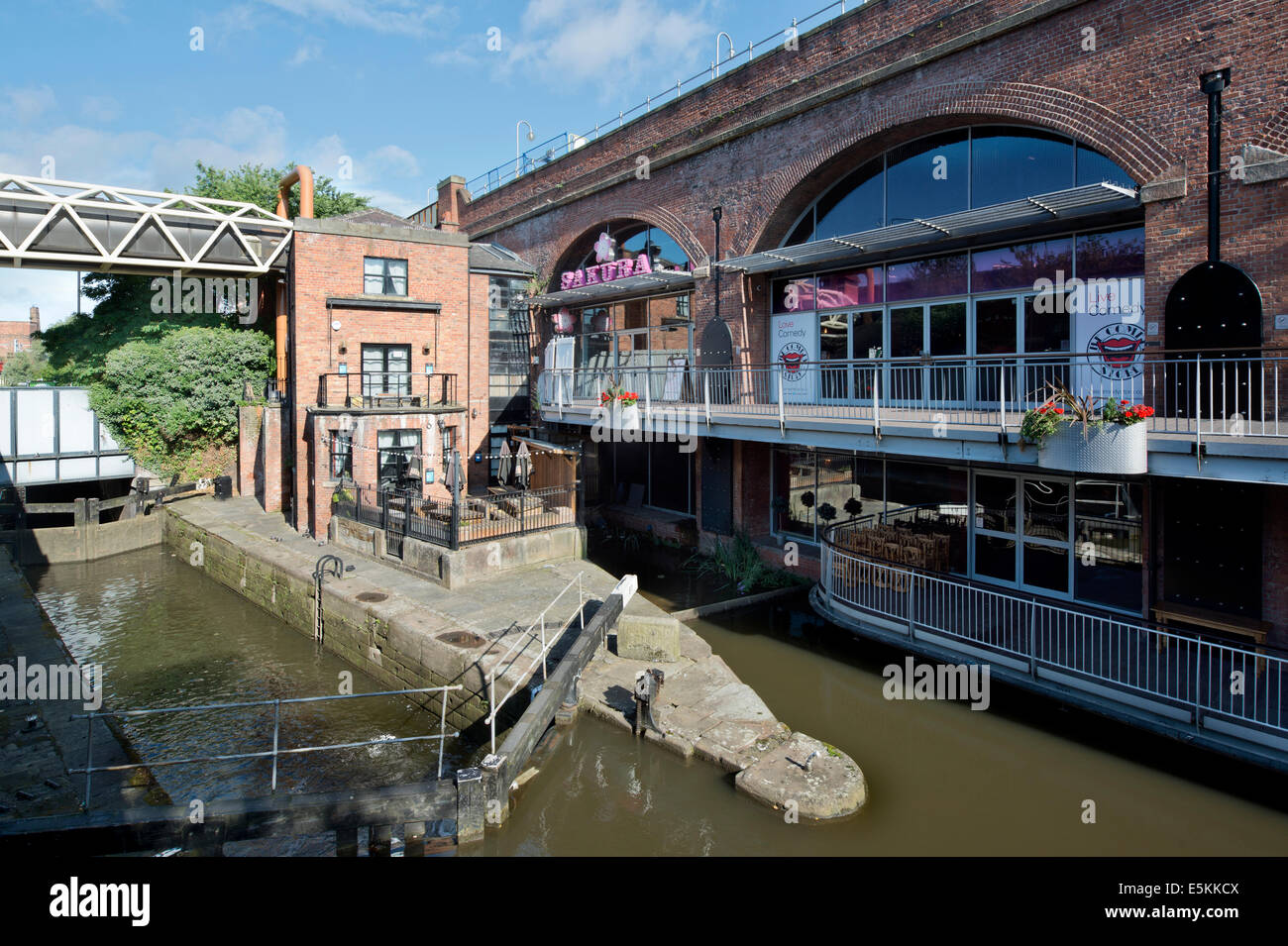 Sakura e The Comedy Store e un altro bar vicini in estate il sole a Deansgate Locks in Manchester. Foto Stock