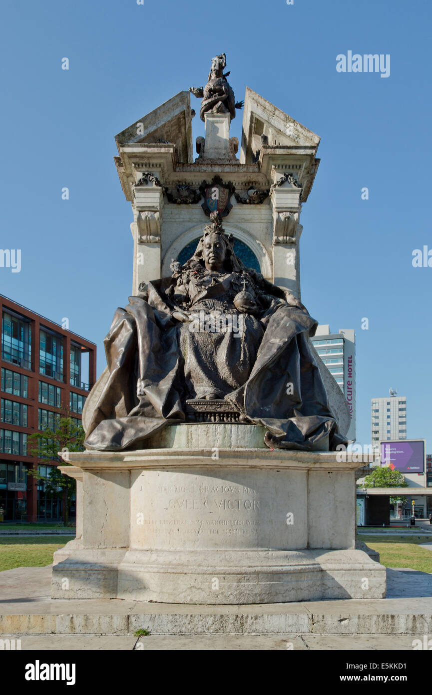 La statua della regina Victoria situato in Piccadilly Gardens aree di Manchester, UK. Foto Stock