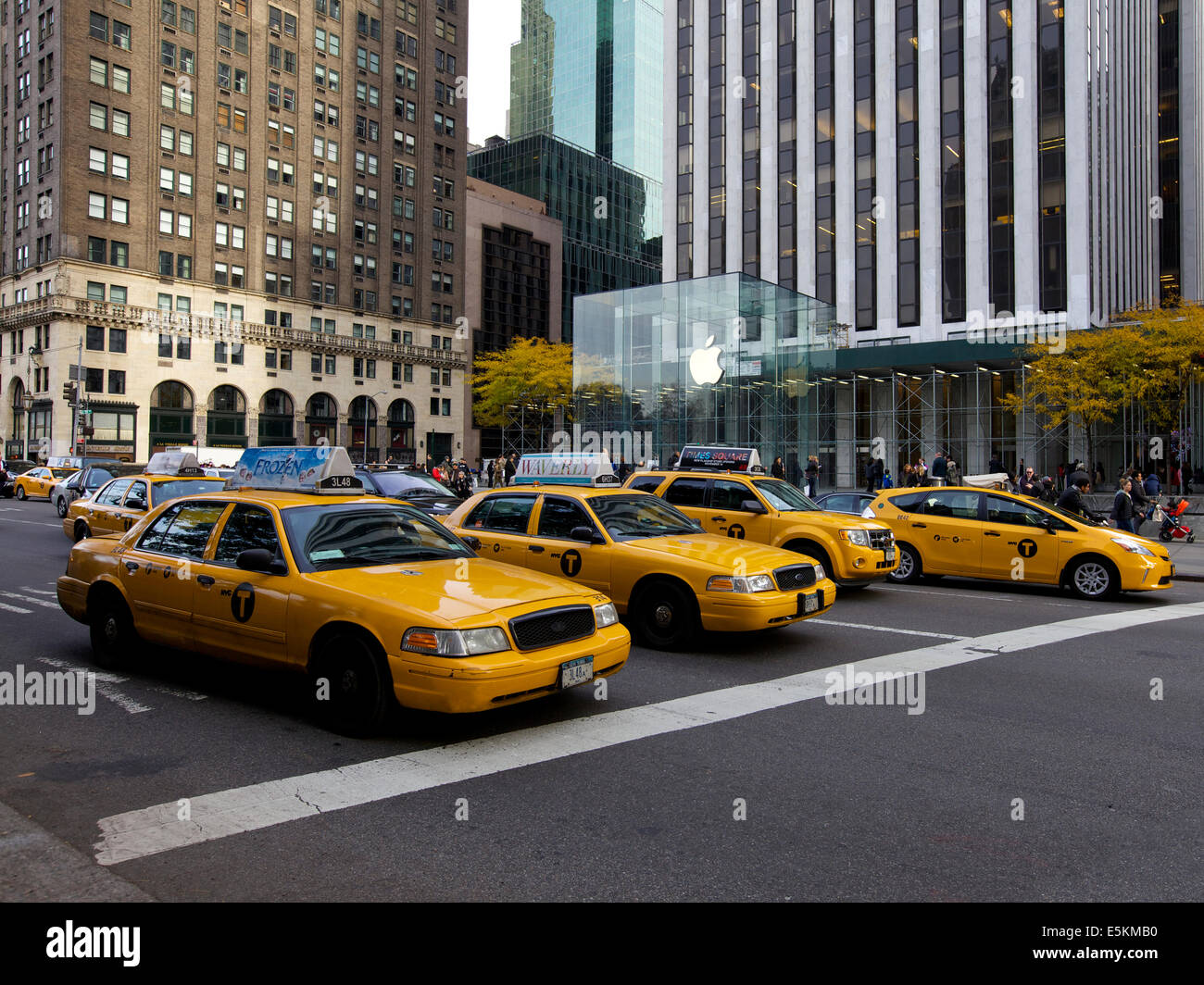 Taxi gialli nella parte anteriore del negozio Apple Store in New York, Stati Uniti d'America Foto Stock