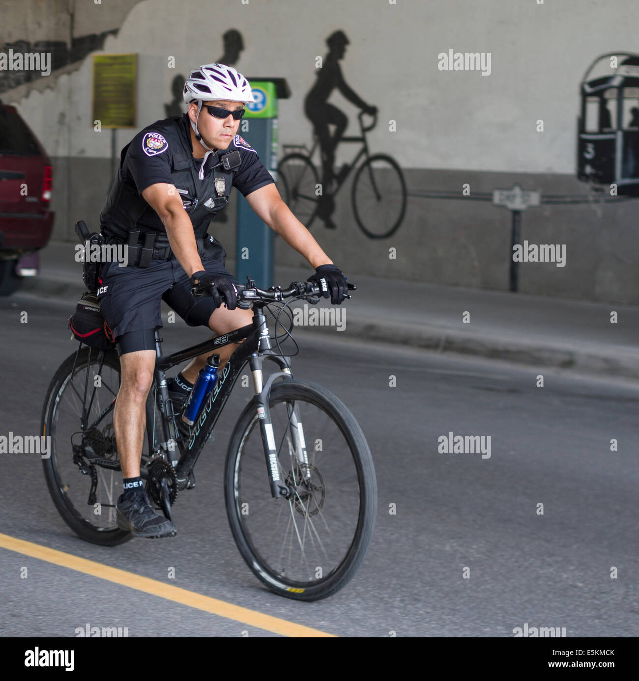 Ottawa polizia pattuglia di biciclette. Un poliziotto di Ottawa sulla pattuglia di bicicletta su Preston Street a Ottawa. Foto Stock