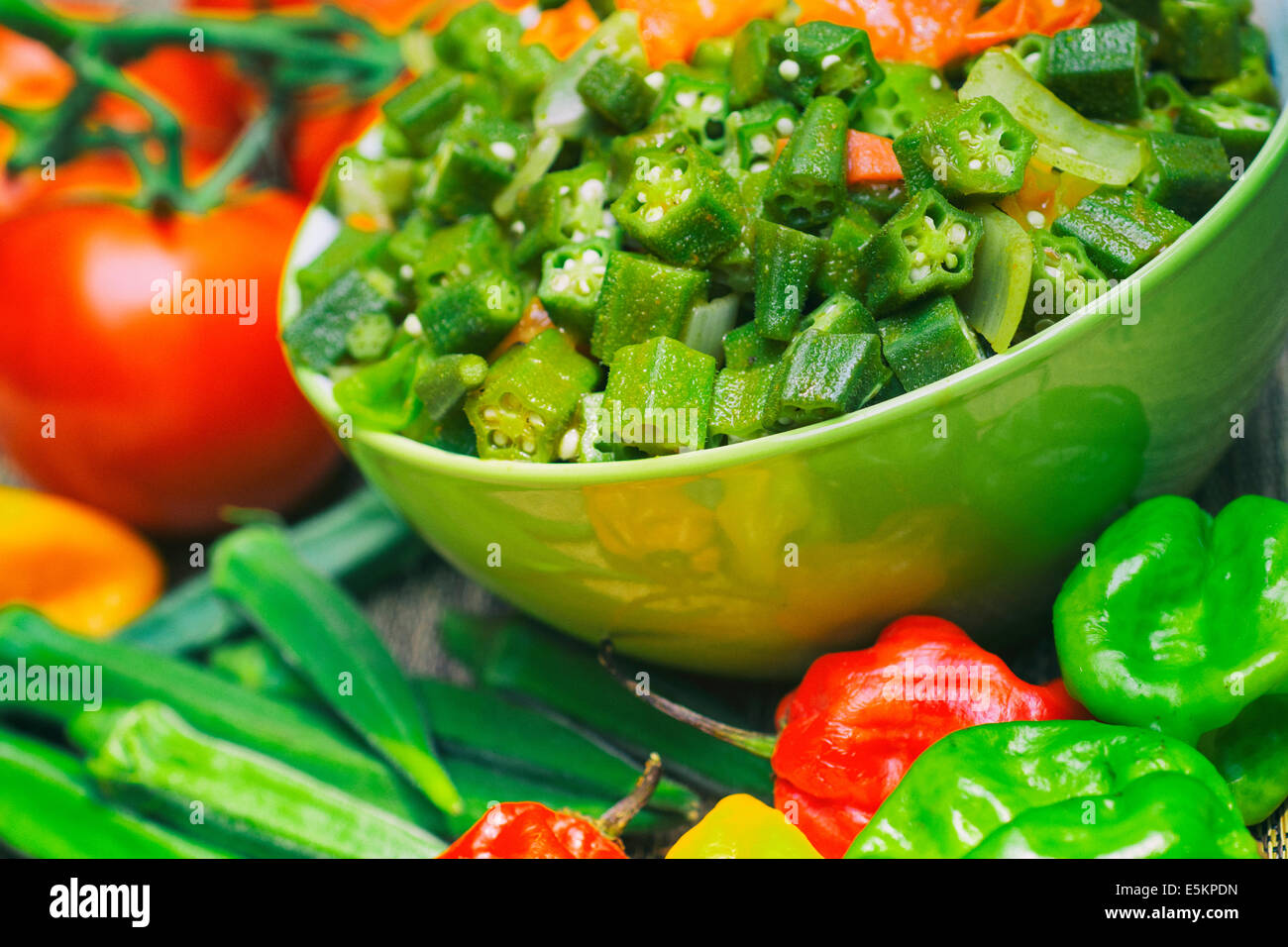 L'okra, cotto tagliato a dadini Okro nel recipiente Foto Stock