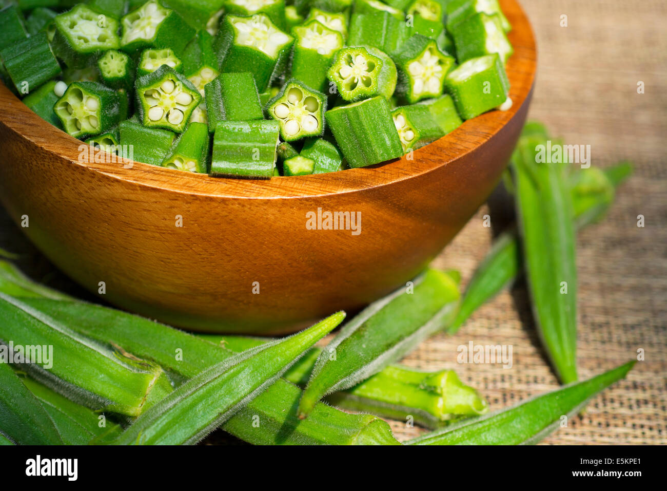 Un trito di okra, materie Okro nel recipiente Foto Stock