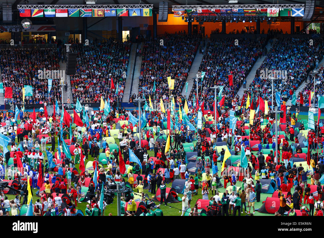 Hampden Park, Glasgow, Scozia, Regno Unito, domenica, 3 agosto 2014. Cerimonia di chiusura dei giochi del Commonwealth di Glasgow 2014. Spettatori, atleti e formatori prima dell'inizio della cerimonia Foto Stock