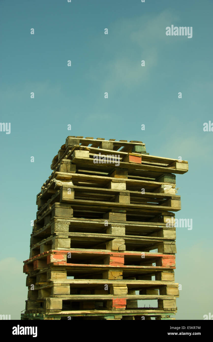 Pila di pallet in legno come una torre Foto Stock