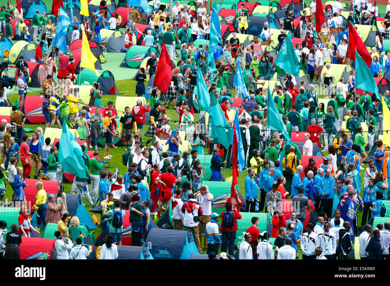 Hampden Park, Glasgow, Scozia, Regno Unito, domenica, 3 agosto 2014. Cerimonia di chiusura dei giochi del Commonwealth di Glasgow 2014. Atleti e formatori prima dell'inizio della cerimonia Foto Stock