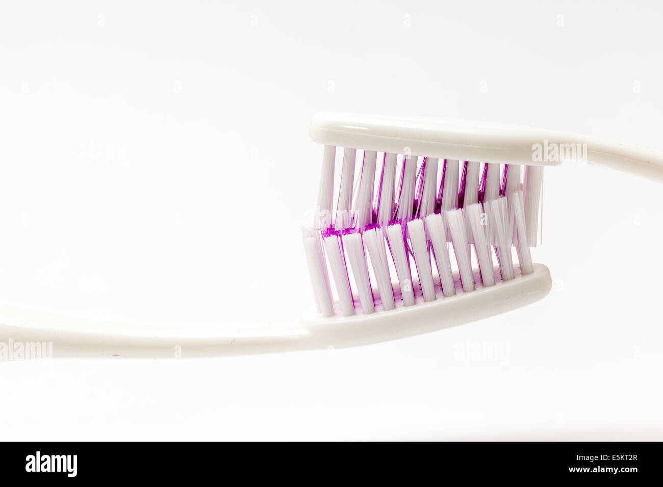 Colori diversi spazzolini da denti in plastica con sfondo bianco Foto Stock