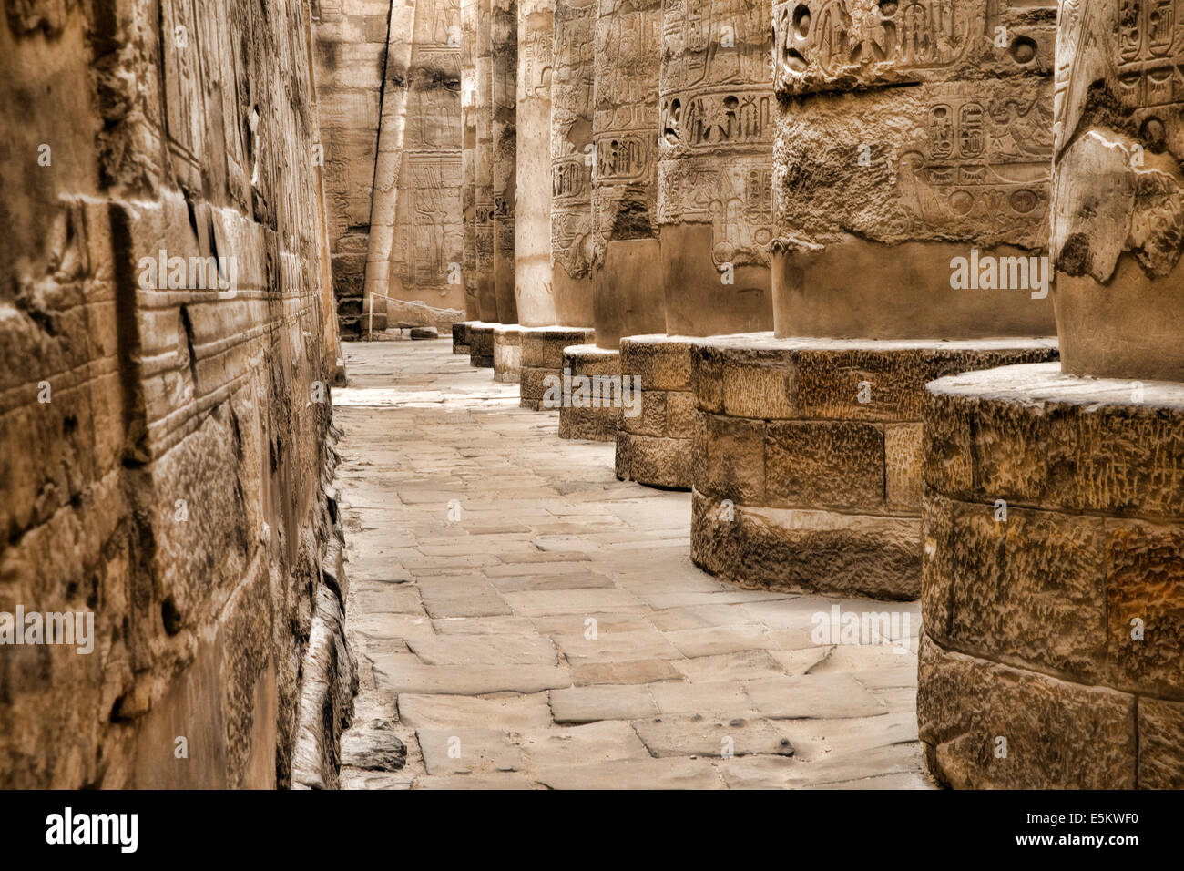 Close up di colonne coperte in geroglifici, Karnak, Egitto. Foto Stock