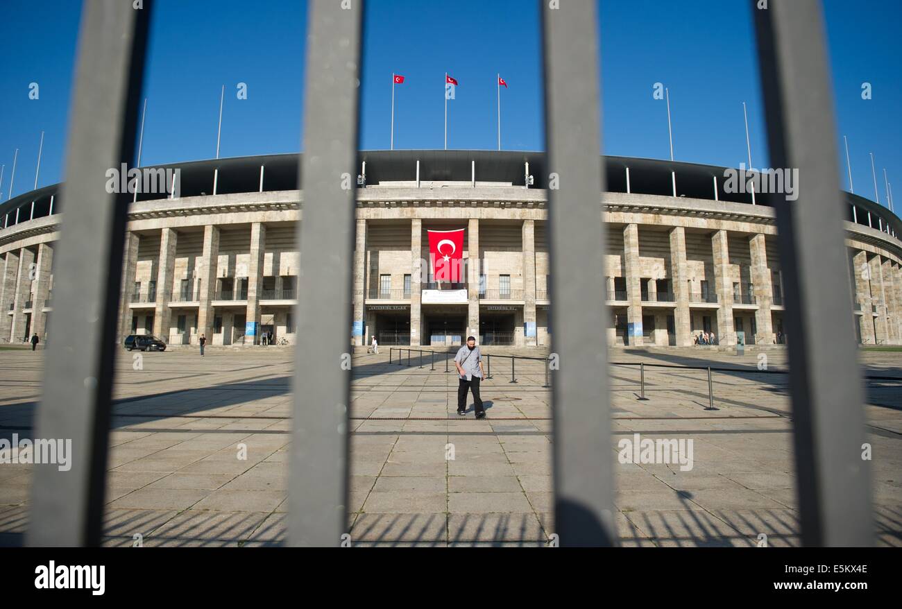 Berlino, Germania. 03 Ago, 2014. Un uomo lascia l'Olympiastadion di Berlino, Germania, 03 agosto 2014. Vi è un centro di elezione per il bagno turco elezioni presidenziali nell'Olympiastadion di Berlino. Per la prima volta i cittadini turchi possono prendere parte alle elezioni turche in Germania. Foto: Daniel Naupold/dpa/Alamy Live News Foto Stock