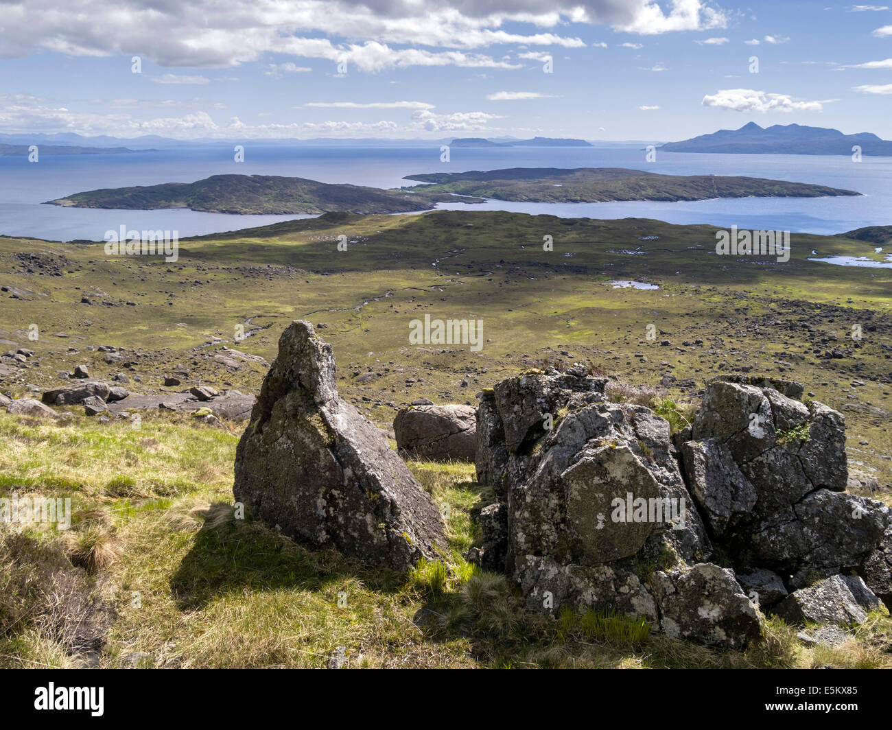 Pendii rocciosi di Sron na Ciche a Skye con le isole delle Ebridi di Soay, Eigg e rum al di là, Glenbrittle, Scotland, Regno Unito Foto Stock