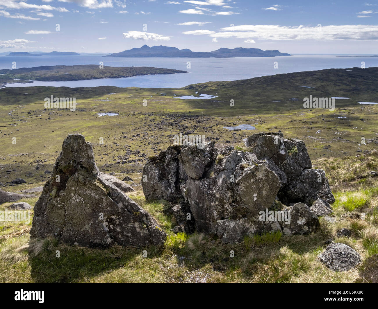 Pendii rocciosi di Sron na Ciche a Skye con le isole delle Ebridi di Soay, Eigg e rum al di là, Glenbrittle, Scotland, Regno Unito Foto Stock