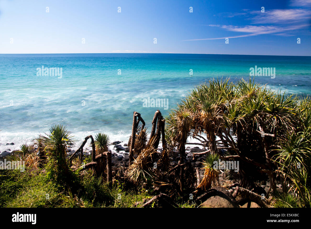 Un giorno caldo e soleggiato sulla Gold Coast (Australia) guardando all'Oceano Pacifico. Foto Stock
