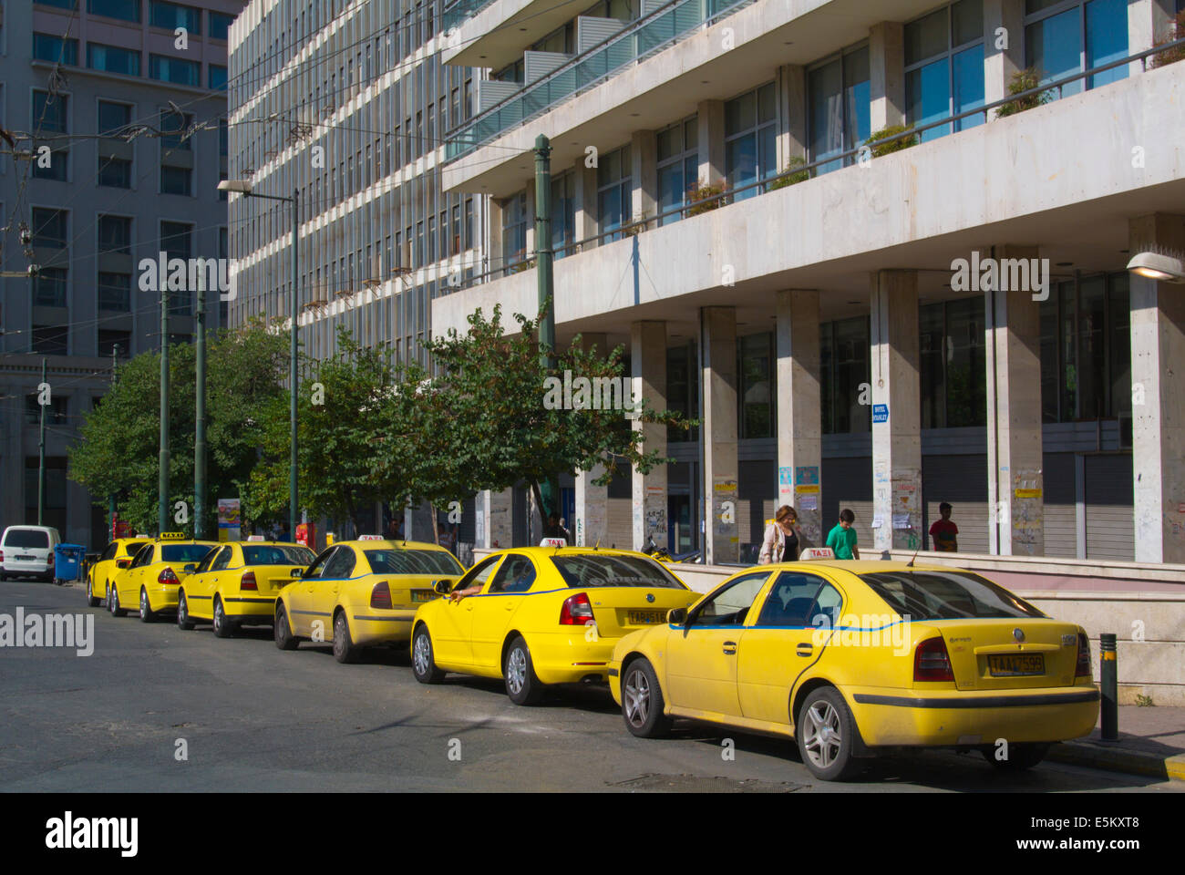 Taxi, Plateia Karalskaki square, il quartiere di Omonia, il centro di Atene, in Grecia, in Europa Foto Stock