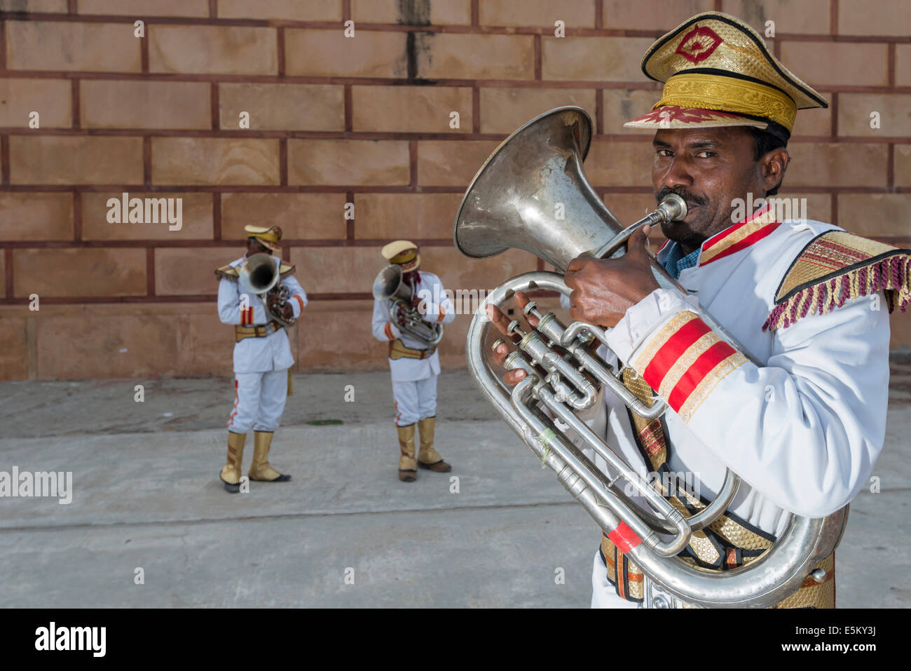 I musicisti di una banda di ottoni indossano uniformi, Vrindavan, Uttar Pradesh, India Foto Stock