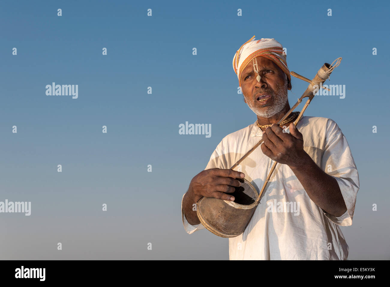 Musicista giocando un Ektara, un tradizionale uno strumento a corda, Vrindavan, Uttar Pradesh, India Foto Stock