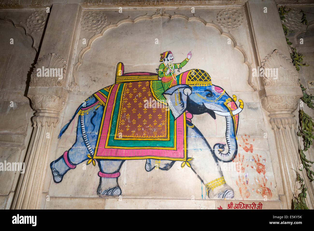 Murale su un marmo bianco parete, Bikaner, Rajasthan, India Foto Stock